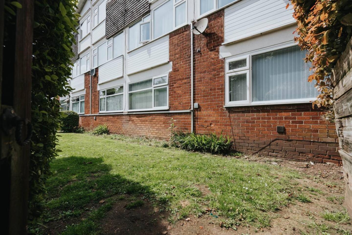 Pass The Keys Woolton - Studio Flat Next To Station Beatles Attractions Apartment Liverpool Exterior photo